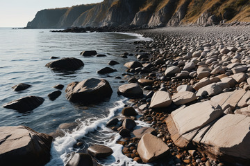 海岸邊布滿巖石的海灘風(fēng)景