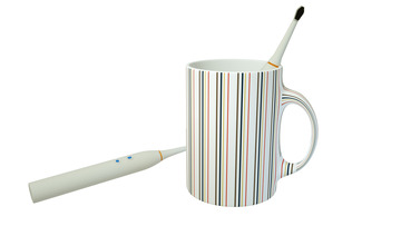 白色简约马克杯牙刷装饰