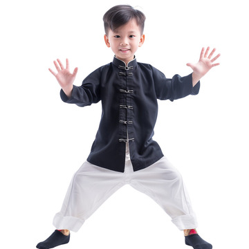 练习武术的小男孩