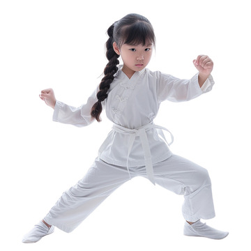 练习武术的可爱小女生