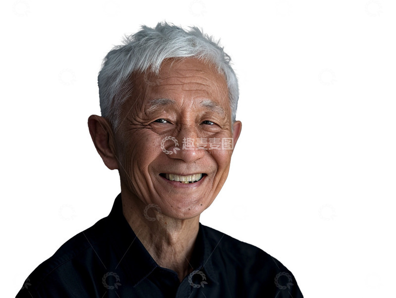 白发老人对着镜头微笑