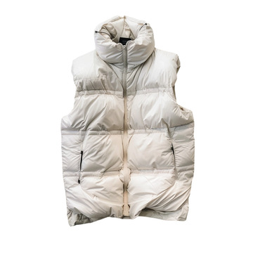 白色的羽绒马甲