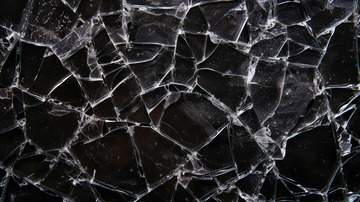 玻璃上的破碎痕迹