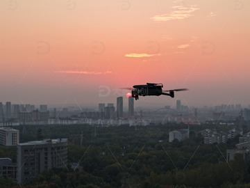 夕阳下的无人机