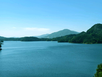 平静的湖面和绵延的远山