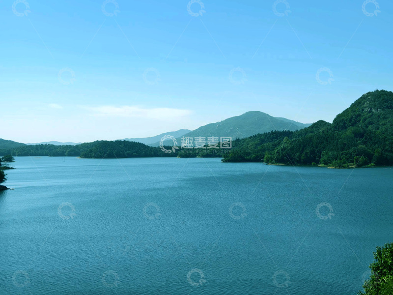 平静的湖面和绵延的远山