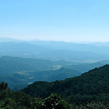 蜿蜒起伏的山景