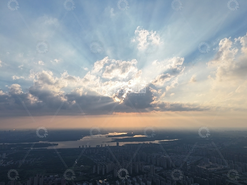 高清大图下载【趣麦麦图】云层至上的丁达尔效应