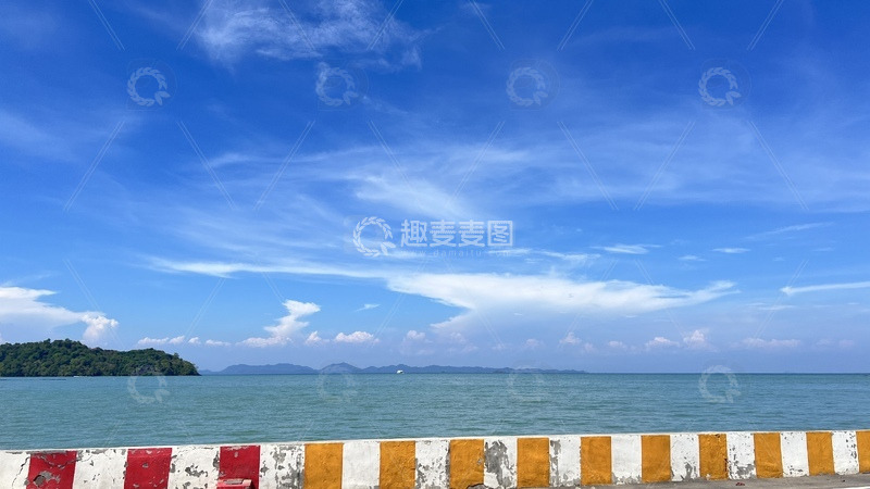 大海与蓝天白云
