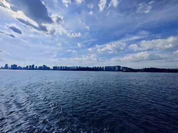 城市、大海与蓝天白云