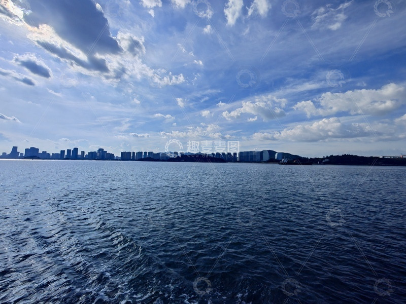 城市、大海与蓝天白云