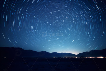 夜晚天空中的星云