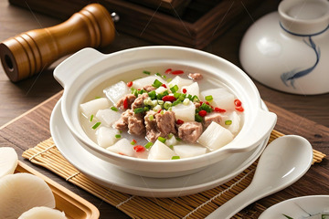 白萝卜排骨汤美食摄影