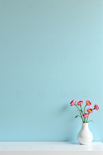 蓝色墙面白色柜子上的花瓶