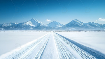 冬天雪地公路通向远山的开阔自然景色