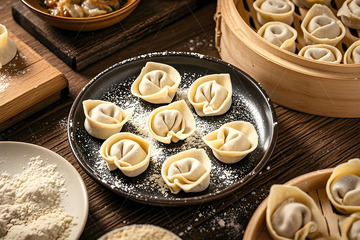 包好的馄饨静物摄影图