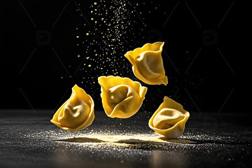 散落的馄饨摄影图