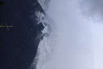 自然风景雄伟雪山美景竖构图