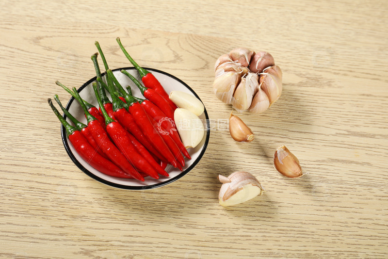 高清大图下载【趣麦麦图】一盘辣椒小米辣大蒜俯视1