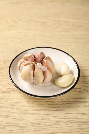 白皮干大蒜剥开