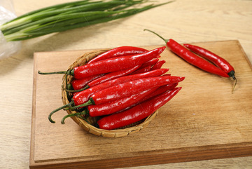 新鲜红辣椒食材俯视