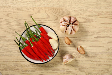 一盘辣椒小米辣大蒜俯视