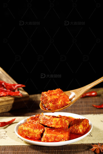 筷子夹香辣油腐乳霉豆腐1