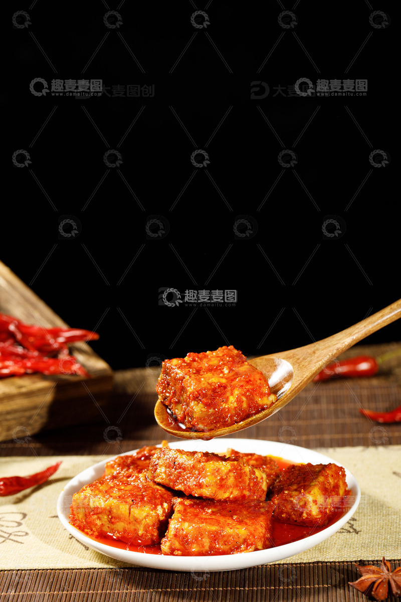 高清大图下载【趣麦麦图】筷子夹香辣油腐乳霉豆腐1