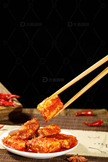 筷子夹香辣油腐乳霉豆腐