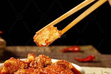 筷子夹香辣油腐乳霉豆腐3