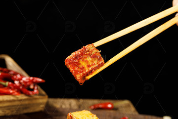 筷子夹香辣油腐乳霉豆腐2