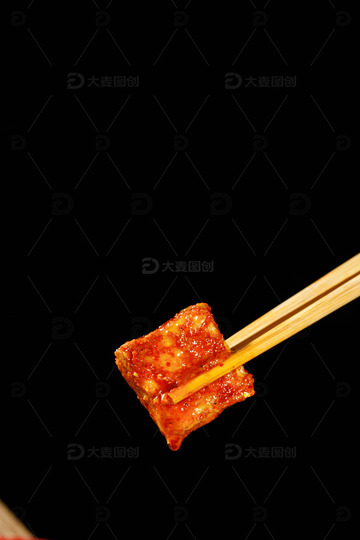 筷子夹香辣油腐乳霉豆腐5