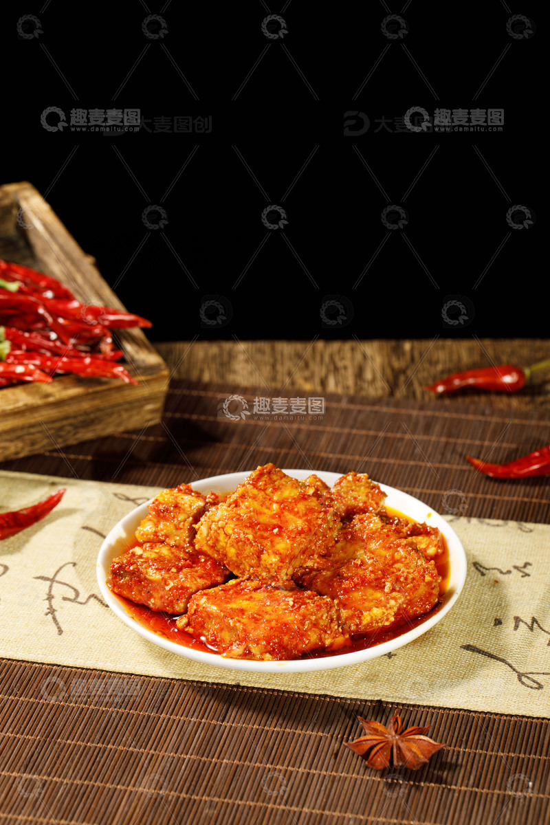 高清大图下载【趣麦麦图】筷子夹香辣油腐乳霉豆腐4