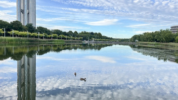 天空和小河映射的自然风景