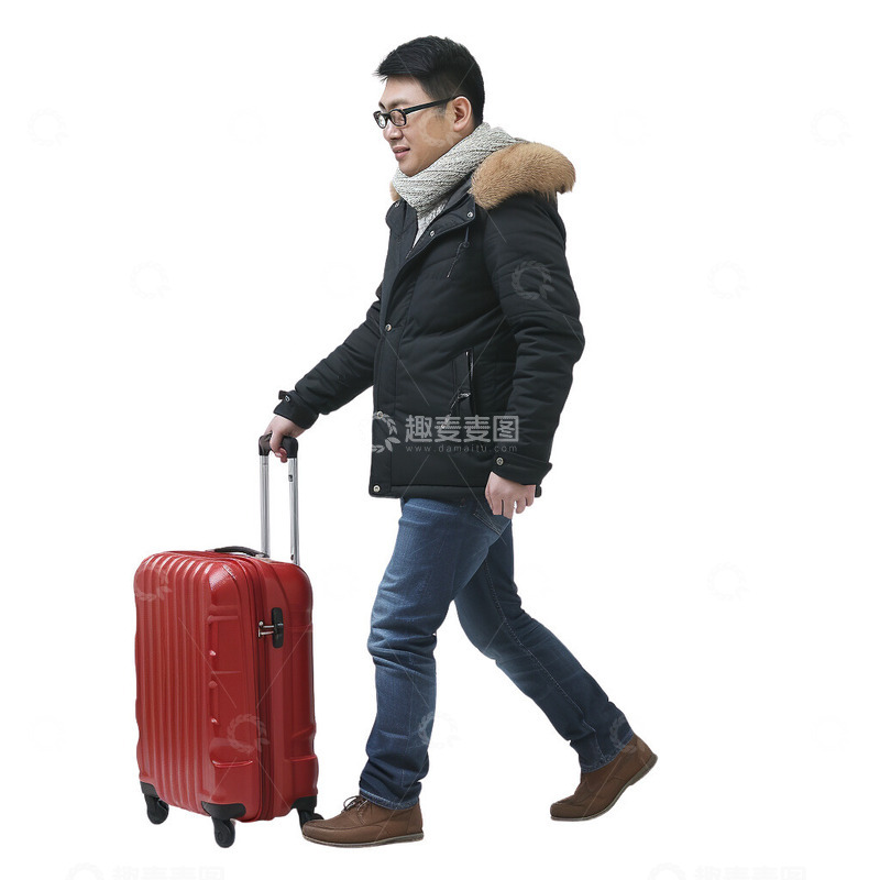 拿着行李的男子