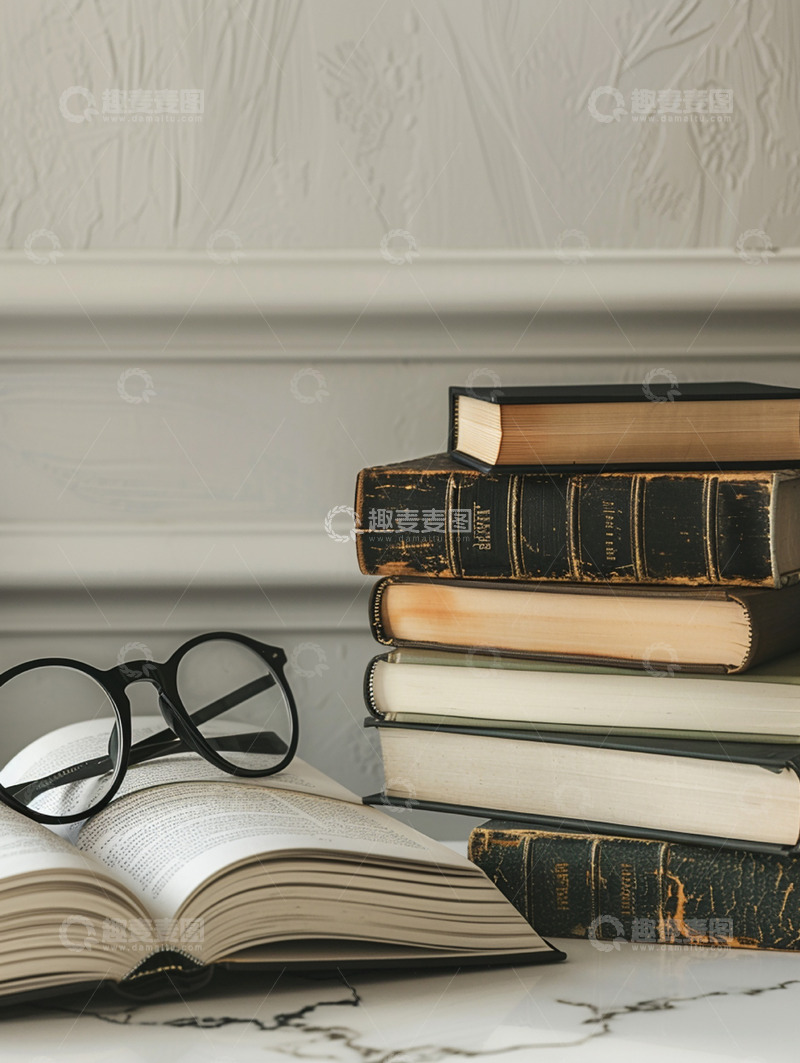 高清大图下载【趣麦麦图】白色桌子书本眼镜