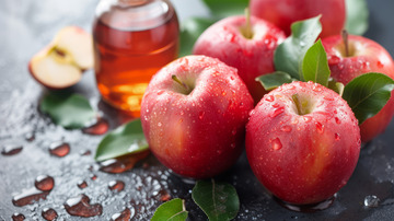 红苹果水果木桌摄影