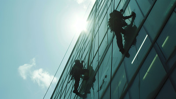 烈日下高空工作人员