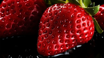 草莓微距拍摄水美食场景