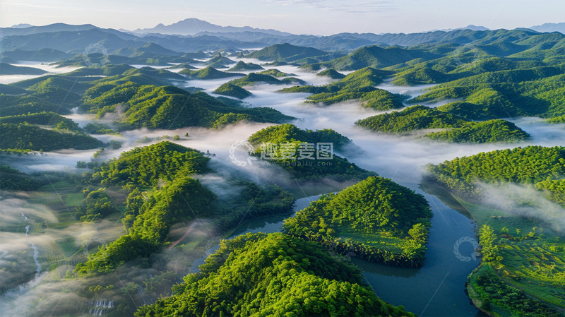 高清大图下载【趣麦麦图】丘陵云雾河流绿色风景俯视