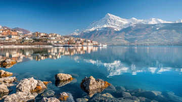 雪山建筑湖边倒影唯美场景