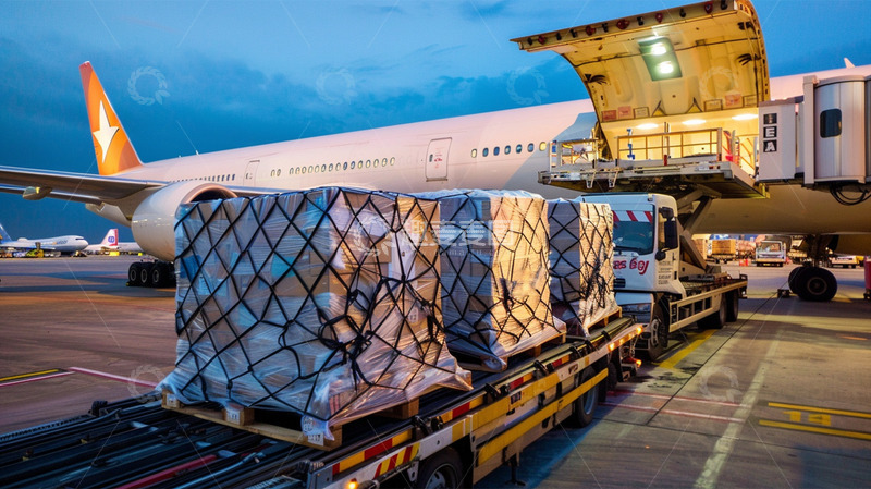 高清大图下载【趣麦麦图】货物运输飞机接驳货车物流场景