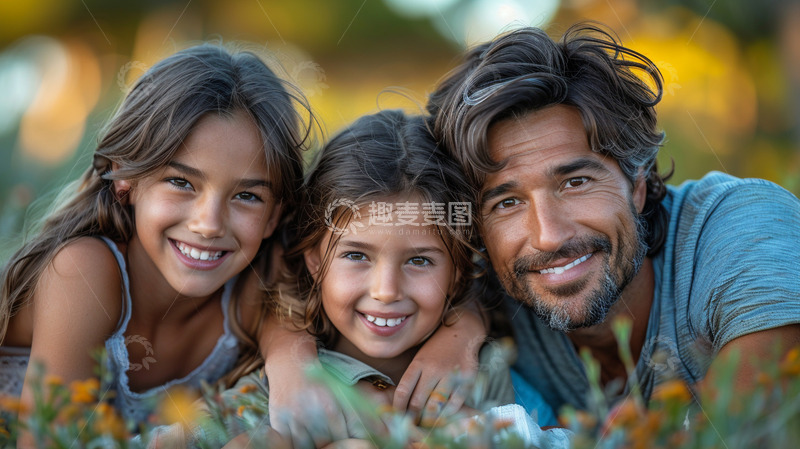 一家三口在户外的合照