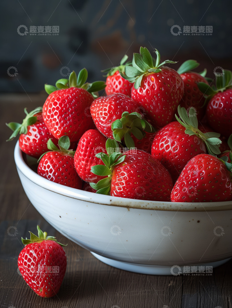 高清大图下载【趣麦麦图】草莓盘中餐具红色水果美食场景