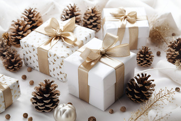 圣诞节礼品盒和松果