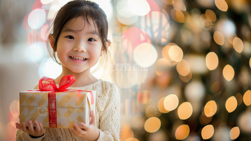 高清大图下载【趣麦麦图】抱着礼物的小女孩