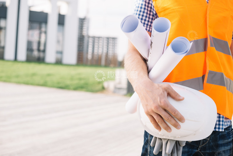 高清大图下载【趣麦麦图】抱着图纸的工人