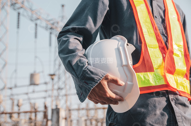 高清大图下载【趣麦麦图】抱着白色安全带的工人