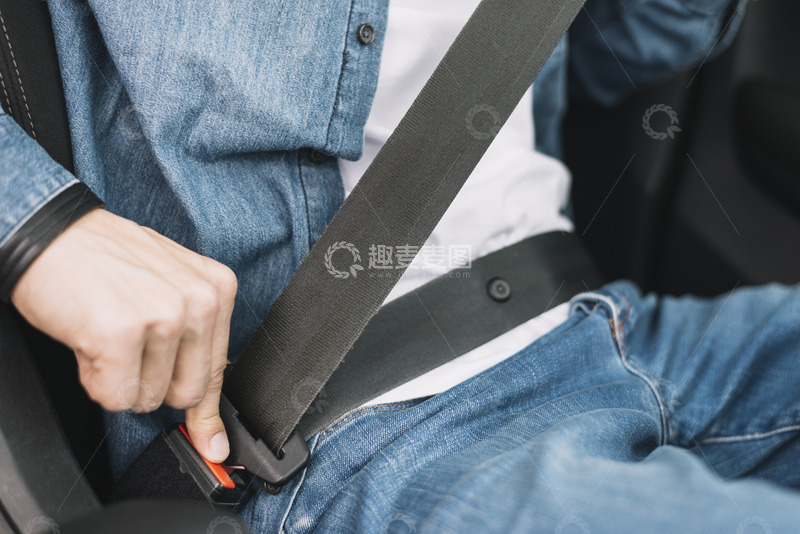 高清大图下载【趣麦麦图】特写男子系安全带