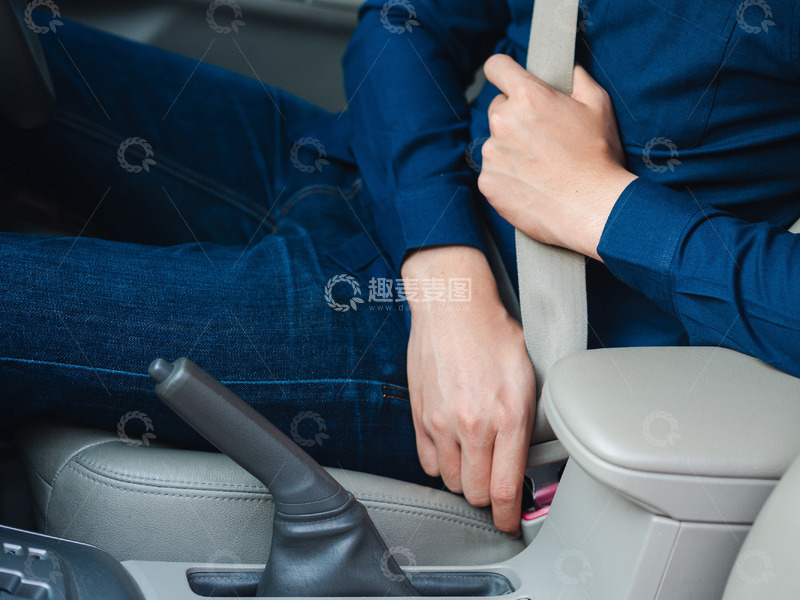 高清大图下载【趣麦麦图】男子系好安全带